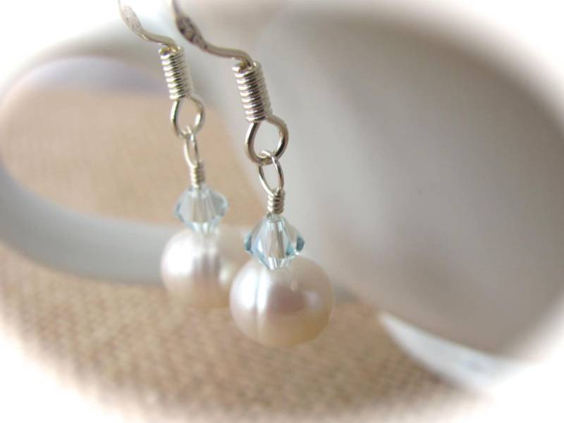 Schöne Perle Und Hellblaue Swarovski Kristall Sterling Silber Ohrringe Schöne Perle Und Hellblaue Swarovski Kristall Sterling Silber Ohrringe von hmrindewitt
