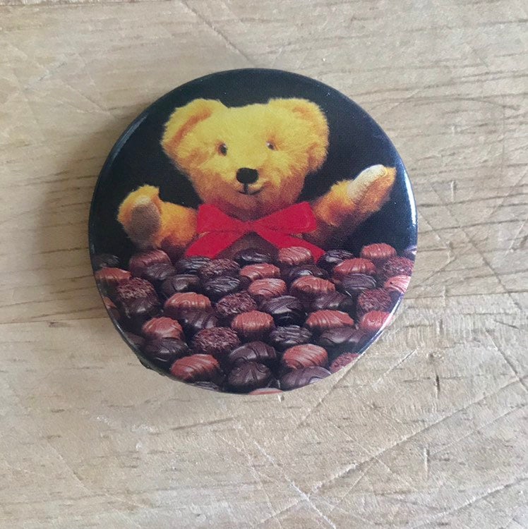 1980Er Jahre Vintage Teddybär Mit Pralinen - Anstecknadel Rundem Anstecker 1980Er Jahre Vintage Teddybär Mit Pralinen - Anstecknadel Rundem Anstecker von hogfarmstudios