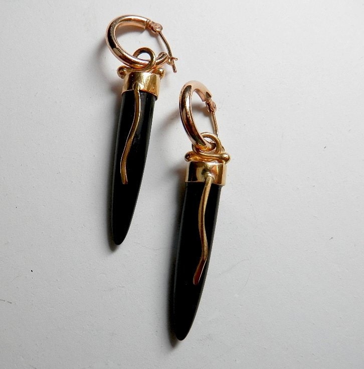 18 K Gold Und Schwarz Onyx, Die Handgemachte Ohrring Auf 12mm 14K Tropfen Creolen Durch Löchrige Steine 18 K Gold Und Schwarz Onyx, Die Handgemachte Ohrring Auf 12mm 14K Tropfen Creolen Durch Löchrige Steine von holeystones