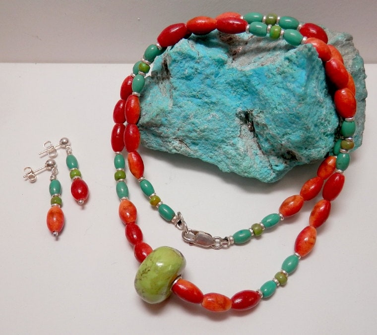 Handgemachte Gaspeite Schwerpunkt Perle, Türkis, Apfel Koralle Designer Halskette Und Ohrring Suite Von Löchrige Steine Handgemachte Gaspeite Schwerpunkt Perle, Türkis, Apfel Koralle Designer Halskette Und Ohrring Suite Von Löchrige Steine von holeystones