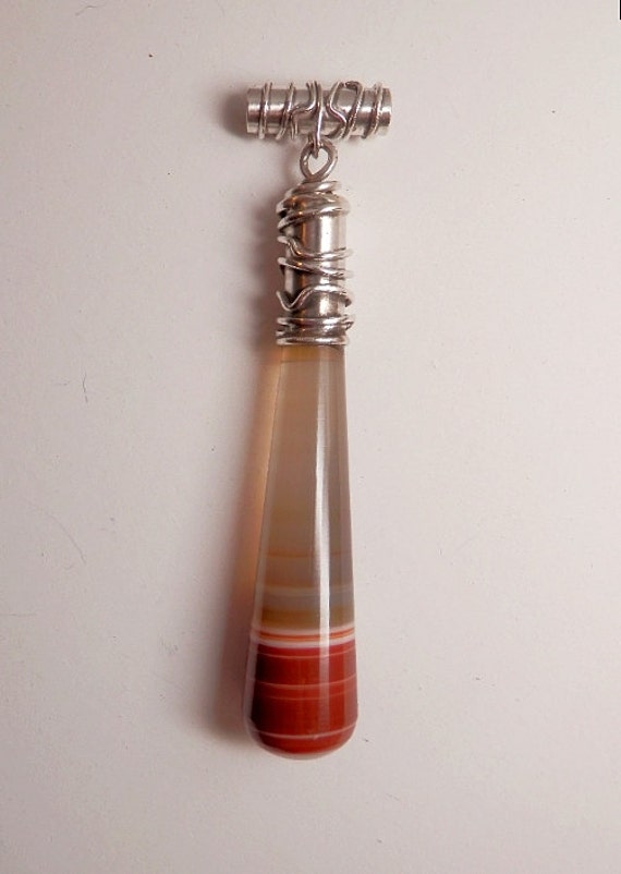 Handgemachte Gebänderte Achat Entwerfer Geschnitten Drop Signiert Schwerpunkt Stück Juweliere Benutzerdefinierte Design Naturstein in Sterling Handgemachte Gebänderte Achat Entwerfer Geschnitten Drop Signiert Schwerpunkt Stück Juweliere Benutzerdefinierte Design Naturstein in Sterling von holeystones