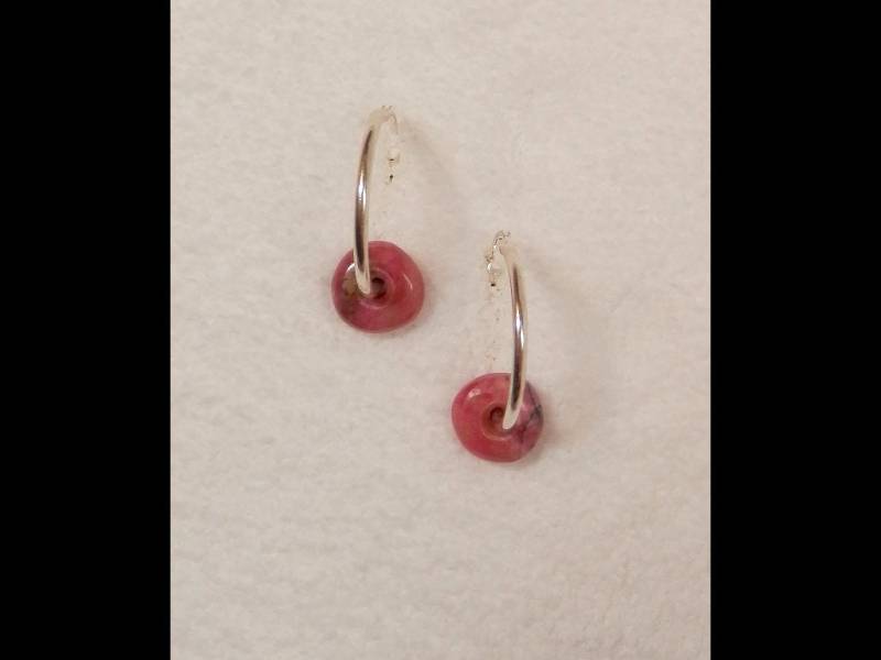 Sterling Silber Creolen Mit Hand Geschnitzt Rosa Rhodonit-Mutter Von Löchrige Steine Sterling Silber Creolen Mit Hand Geschnitzt Rosa Rhodonit-Mutter Von Löchrige Steine von holeystones