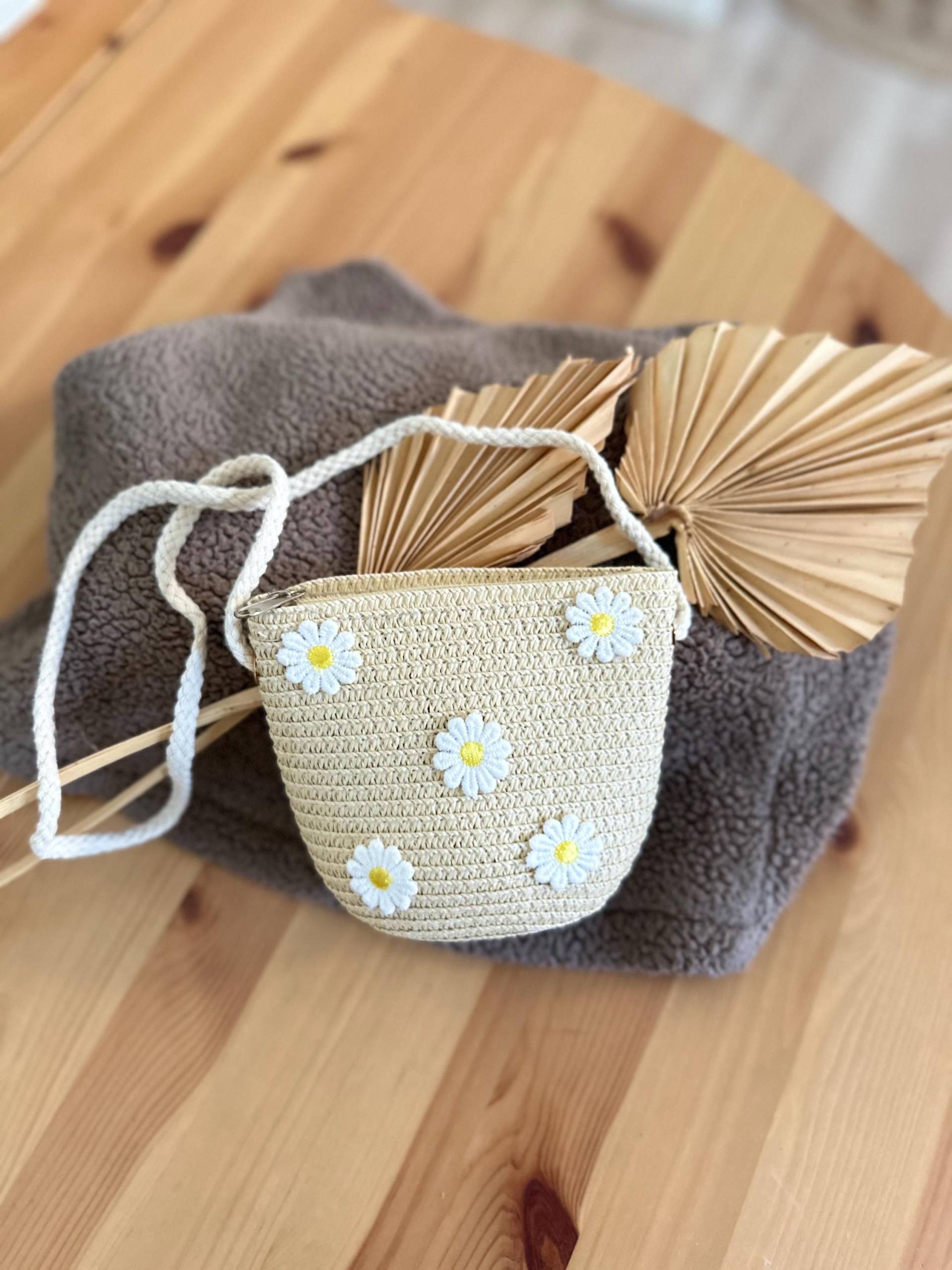 Unhängetasche Aus Stroh Für Kinder Mit Blümchen - in Den Farben Natur Und Braun Unhängetasche Aus Stroh Für Kinder Mit Blümchen - in Den Farben Natur Und Braun von hollieAdorableThings
