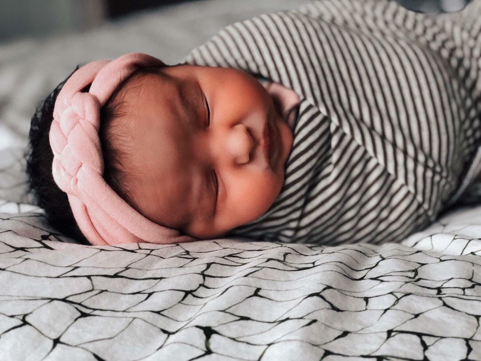 Neugeborenen Mädchen Geschenk, Baby Geschenk Für Neugeborene, Rosa Stirnband, Nach Hause Kommen Outfit Accessoires, Krankenhaus Stirnband von hollyblossoms