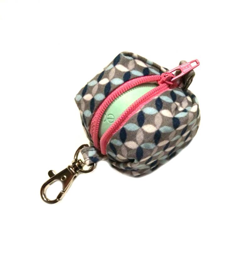 Custom - Eos Style Lippenbalsamhalter, Airpods-Hülle, Reißverschlusstasche Mit Clip Für Kreisförmigen Oder Eiförmigen Lippenbalsam Custom, Du Custom - Eos Style Lippenbalsamhalter, Airpods-Hülle, Reißverschlusstasche Mit Clip Für Kreisförmigen Oder Eiförmigen Lippenbalsam Custom, Du von hollyhockdesign