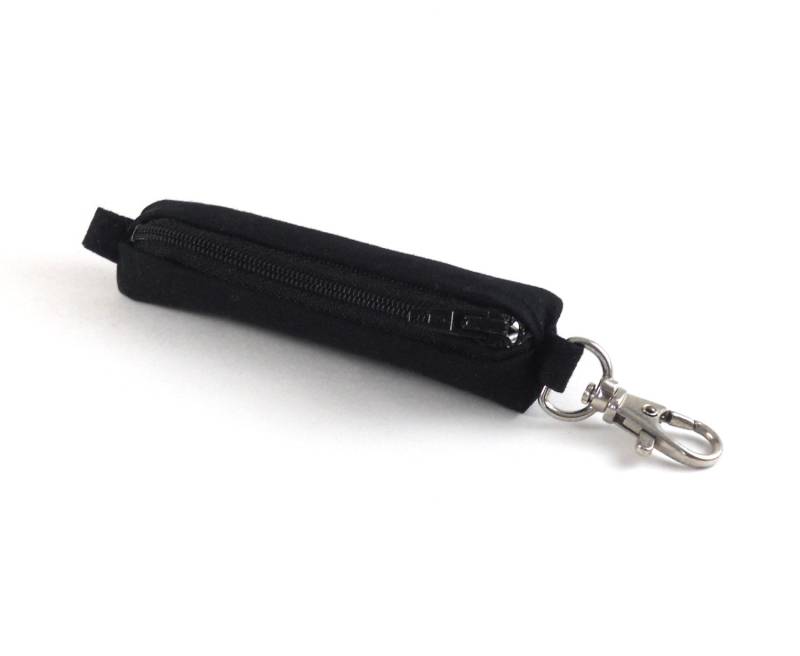 Schwarze Reißverschlusstasche Mit Clip Lippenbalsam, Kopfhörer, Usb-stick Halter Schwarze Reißverschlusstasche Mit Clip Lippenbalsam, Kopfhörer, Usb-stick Halter von hollyhockdesign