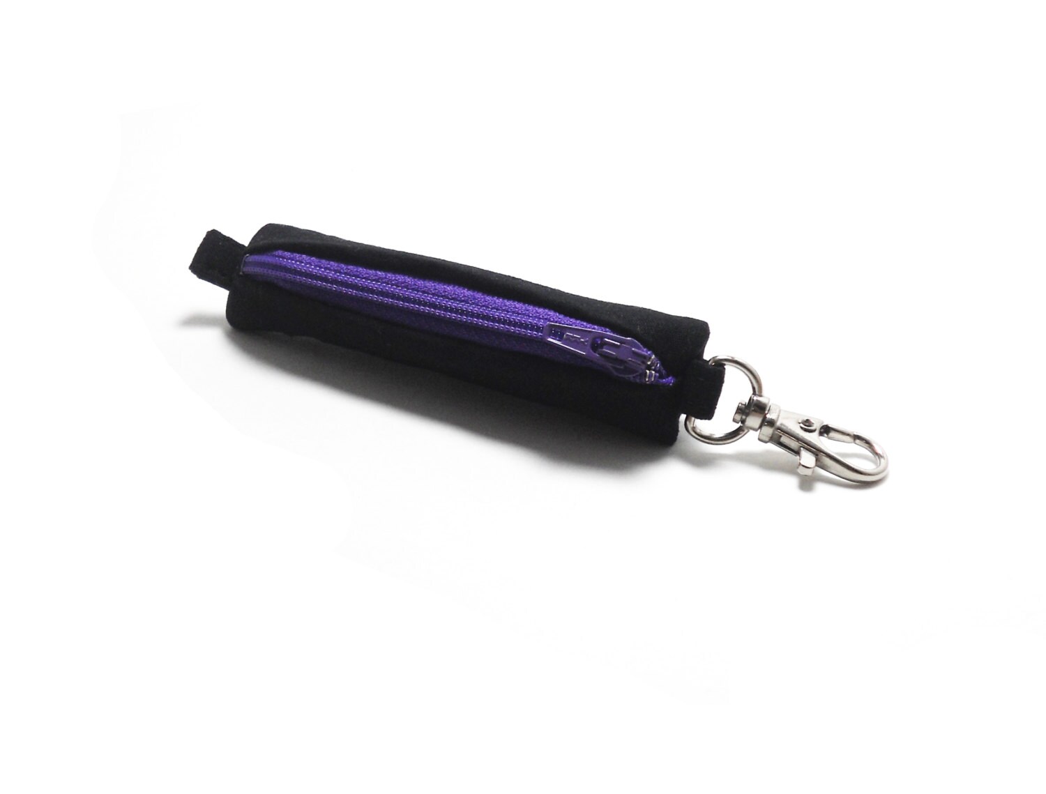 Lippenbalsam, Kopfhörer, Usb-stick Halter - Schwarz Mit Lila Reißverschluss Lippenbalsam, Kopfhörer, Usb-stick Halter - Schwarz Mit Lila Reißverschluss von hollyhockdesign