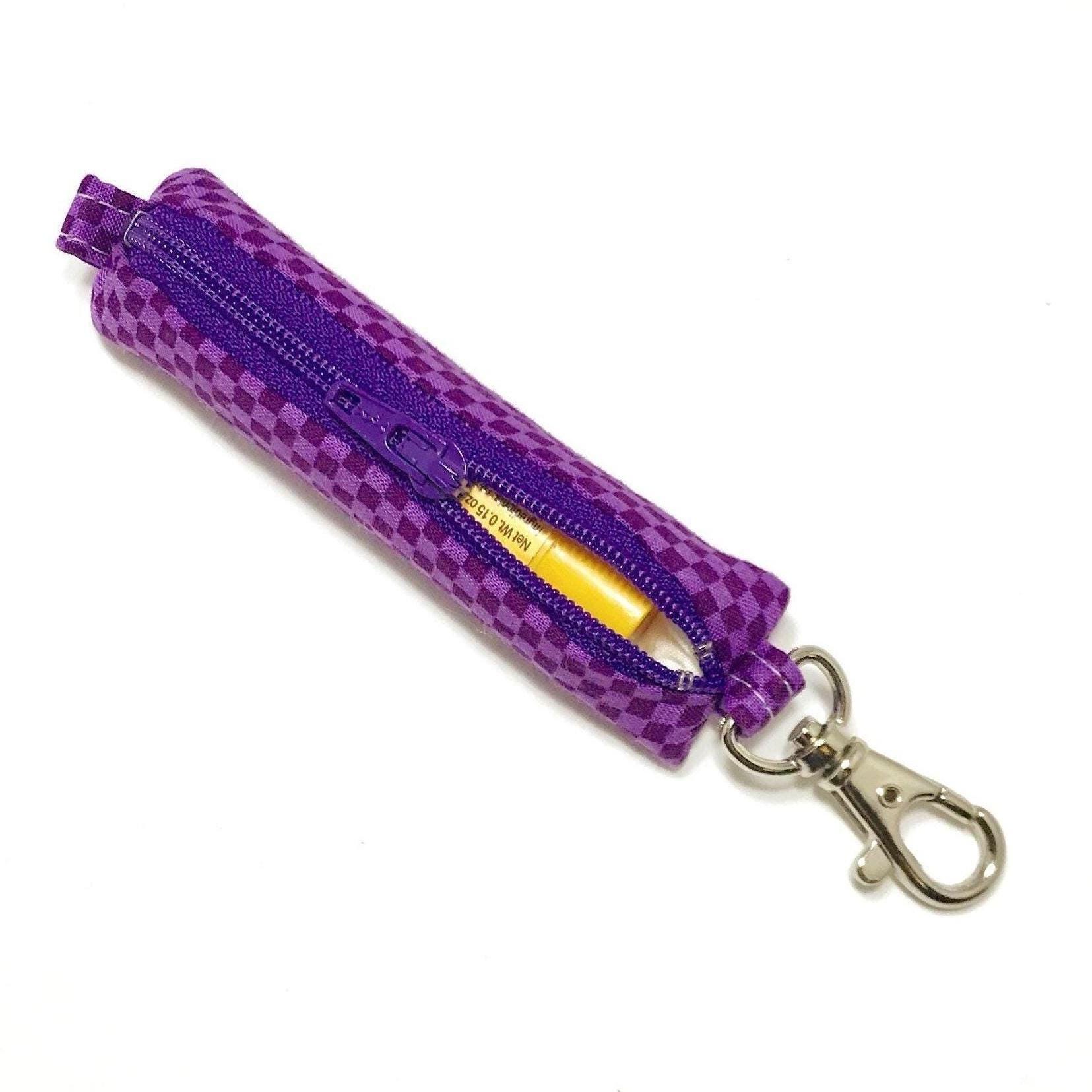 Purple Checkers - Schlüsselanhänger Ohrstöpsel, Lippenbalsam, Speicherkartenhalter Mit Clip Und Reißverschluss Purple Checkers - Schlüsselanhänger Ohrstöpsel, Lippenbalsam, Speicherkartenhalter Mit Clip Und Reißverschluss von hollyhockdesign