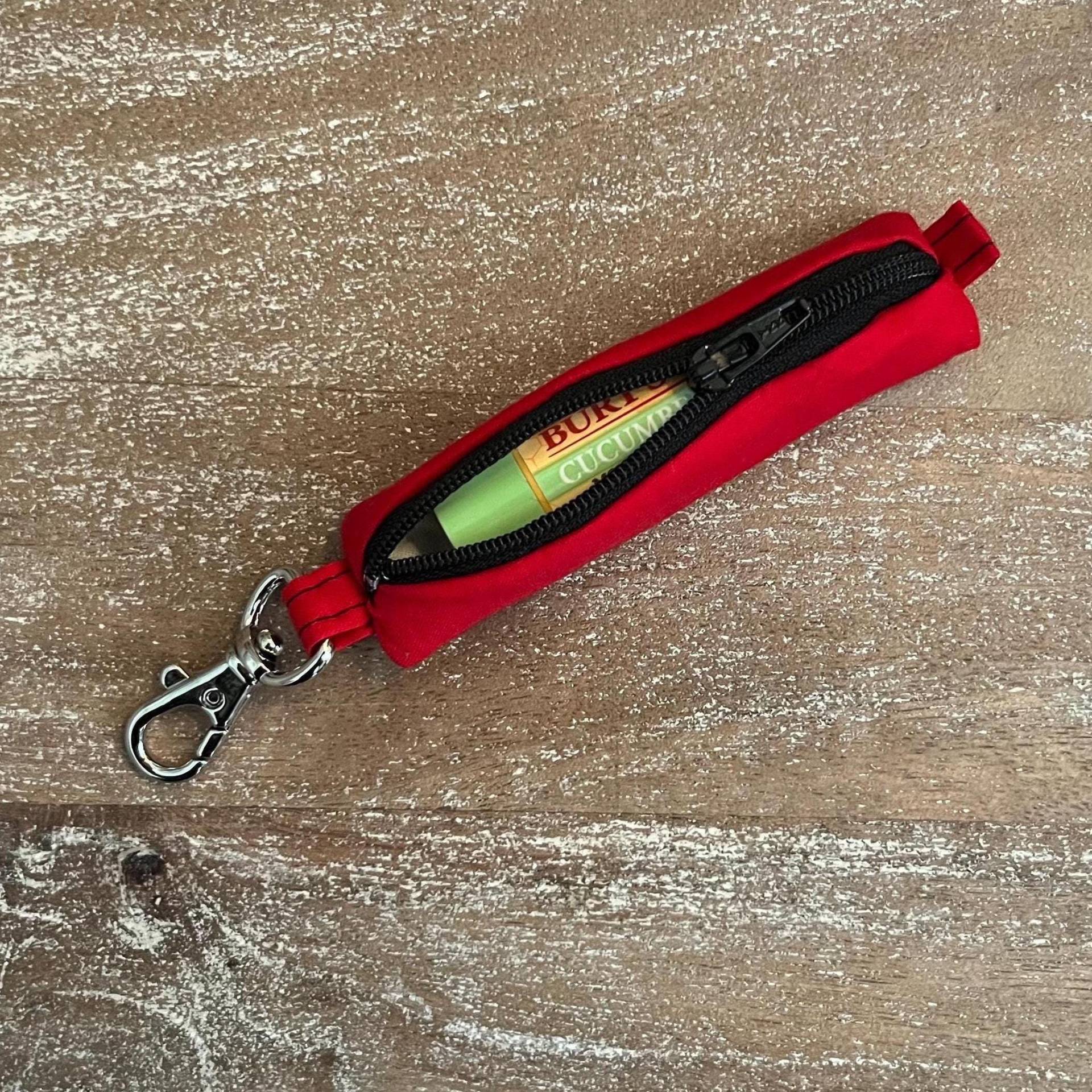 Rot Mit Schwarzem Reißverschluss - Halter Für Kopfhörer, Lippenbalsam Und Usb-stick Rot Mit Schwarzem Reißverschluss - Halter Für Kopfhörer, Lippenbalsam Und Usb-stick von hollyhockdesign