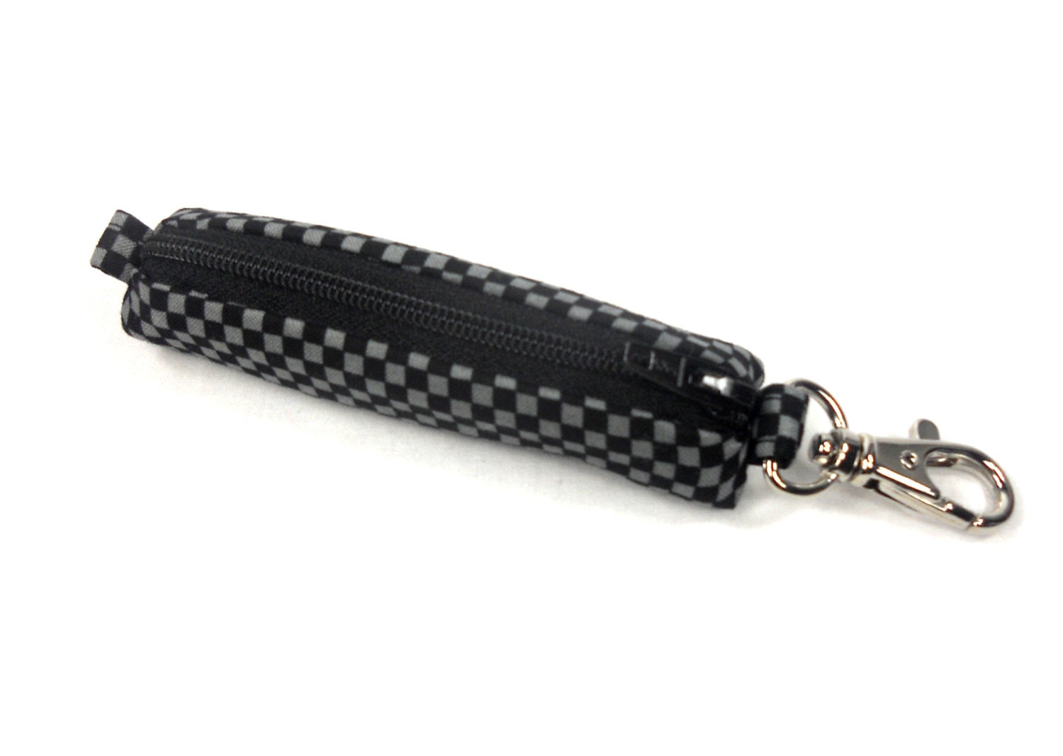 Schwarz Und Grau Checkers - Clip On Schlüsselanhänger Ohrstöpsel, Lippenbalsam, Speicherkartenhalter Schwarz Und Grau Checkers - Clip On Schlüsselanhänger Ohrstöpsel, Lippenbalsam, Speicherkartenhalter von hollyhockdesign