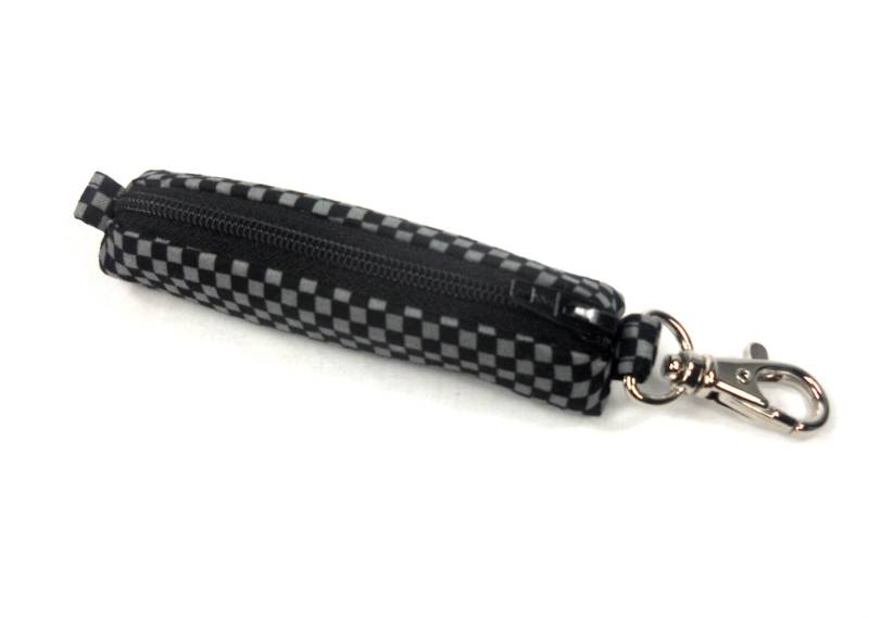 Schwarz Und Grau Checkers - Clip On Schlüsselanhänger Ohrstöpsel, Lippenbalsam, Speicherkartenhalter Schwarz Und Grau Checkers - Clip On Schlüsselanhänger Ohrstöpsel, Lippenbalsam, Speicherkartenhalter von hollyhockdesign