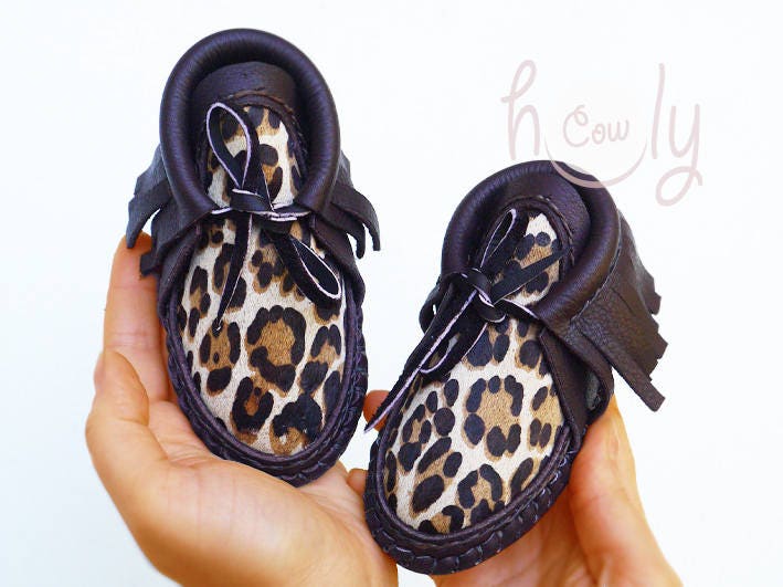 Braune Leder Baby Mokassins Mit Haarigem Rindsleder, Jungen Mokassins, Mädchen Kleinkind Shower Geschenk, Stiefel von holycowchic
