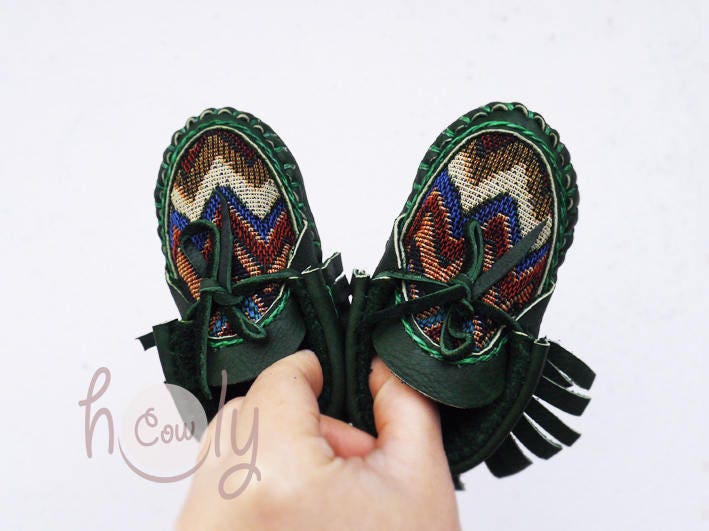 Grünes Leder Baby Mokassins, Kleinkind Neue Mama Geschenk, Baby-Dusche-Geschenk, Baby-Dusche-Junge, Babyschuhe von holycowchic