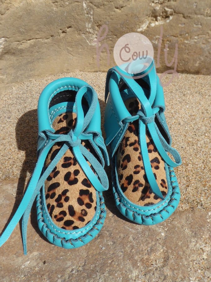Handgefertigte Türkis Leder Baby Cowboy Mokassins Mit Haarigem Leopard Rindsleder, Mokassins, Neue Mutter Geschenk, Baby-Dusche-Geschenk von holycowchic