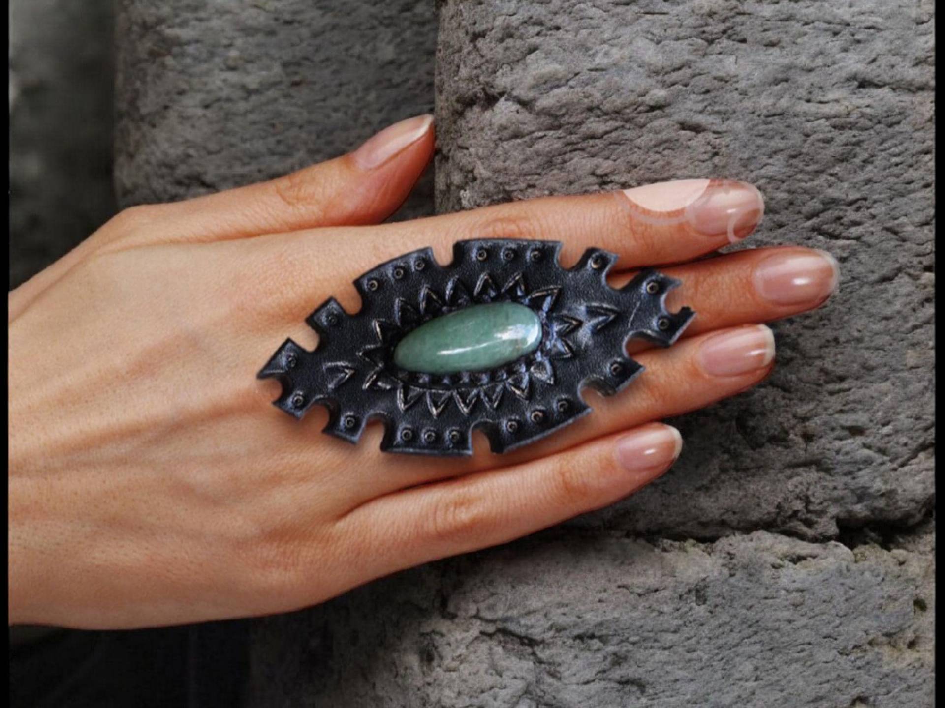 Handgefertigter Verstellbarer Lederring, Ring, Grüner Edelsteinring, Damen Großer Hippie Boho Ring von holycowchic