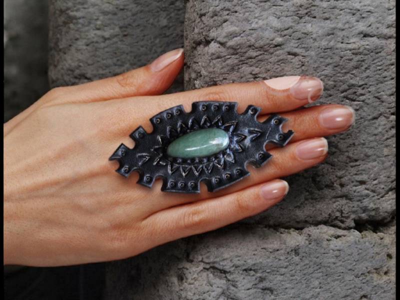 Handgefertigter Verstellbarer Lederring, Ring, Grüner Edelsteinring, Damen Großer Hippie Boho Ring von holycowchic