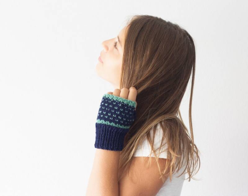 Blaue Fingerlose Handschuhe Mit Türkisen Punkten Handgestrickte Halbe Finger Damen Strickhandschuhe Handstulpen von homelab