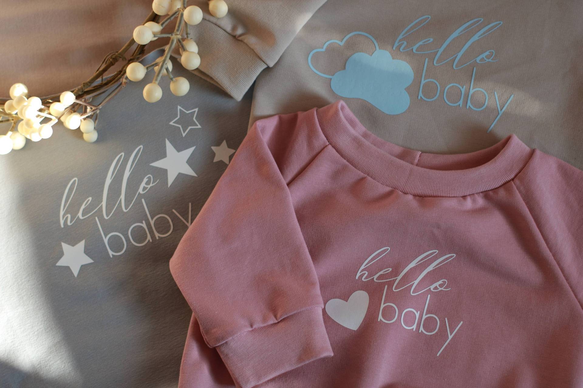 Hello Baby - Sweatshirt, 8 Stoff-/Schriftfarben & 3 Motive Individuell Wählbar, Biobaumwolle Hello Baby - Sweatshirt, 8 Stoff-/Schriftfarben & 3 Motive Individuell Wählbar, Biobaumwolle von homlebie