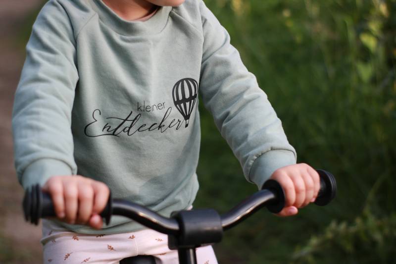 Kleiner Entdecker, Heißluftballonmotiv - Süßes Sweatshirt Mit Spruch Für Kinder Und Babys, Biobaumwolle Kleiner Entdecker, Heißluftballonmotiv - Süßes Sweatshirt Mit Spruch Für Kinder Und Babys, Biobaumwolle von homlebie
