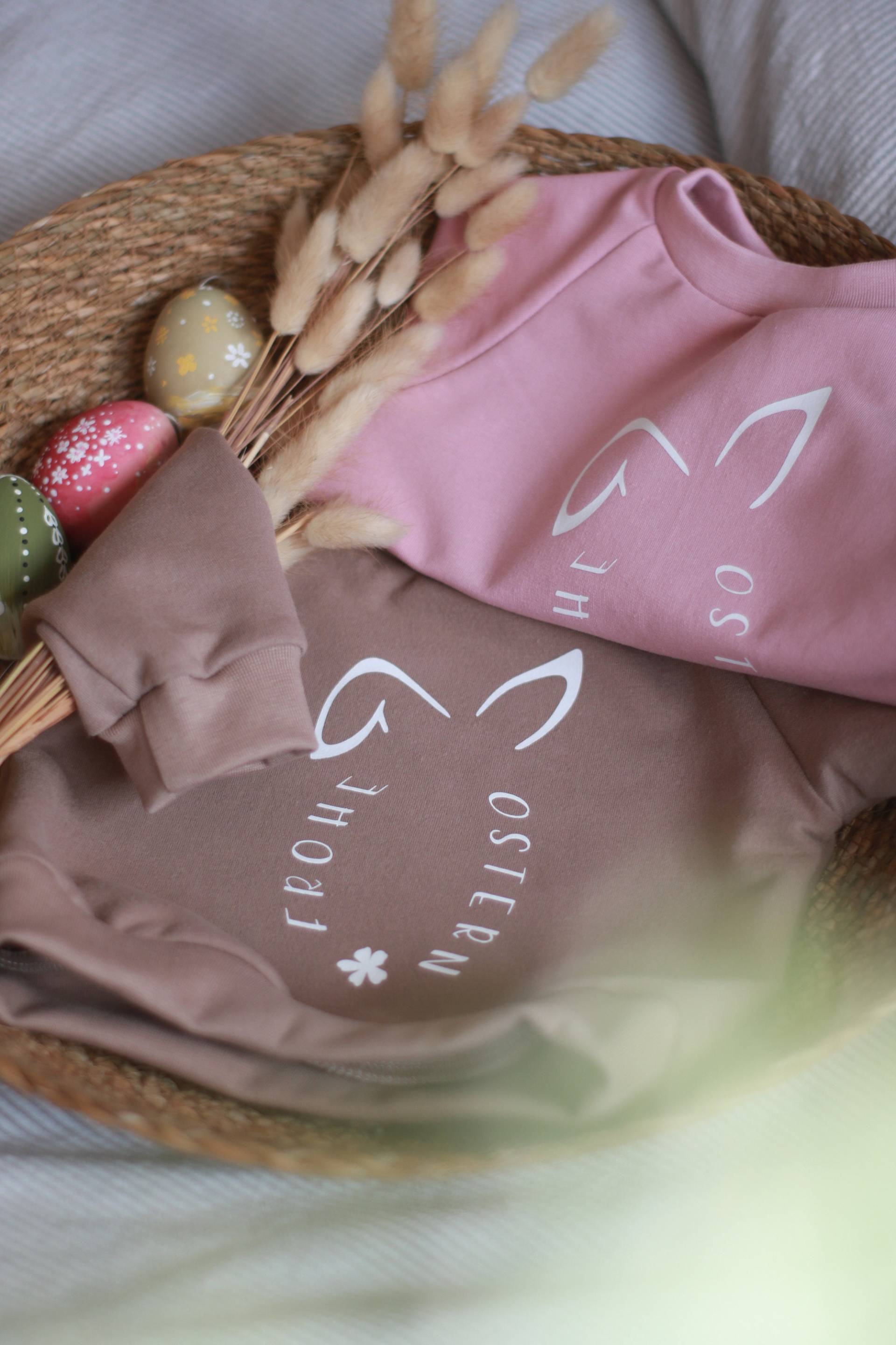 Osterpullover Für Kinder Und Babys, Osterhase Mit Blümchen, Hasenohren, Frohe Ostern, Osteroutfit Aus Biobaumwolle, Kinderpullover Ostern Osterpullover Für Kinder Und Babys, Osterhase Mit Blümchen, Hasenohren, Frohe Ostern, Osteroutfit Aus Biobaumwolle, Kinderpullover Ostern von homlebie