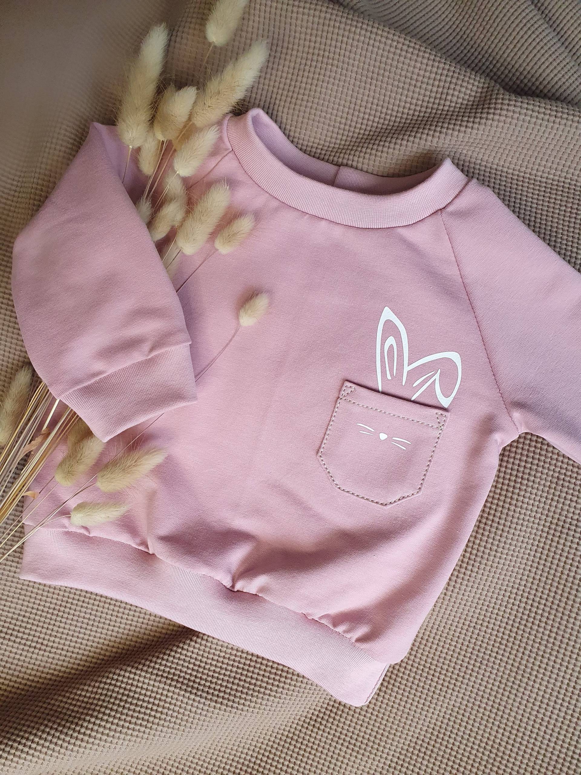Osterpullover Für Kinder Und Babys, Osterhase in Tasche, Hasenohren, Frohe Ostern, Osteroutfit Aus Biobaumwolle, Kinderpullover Ostern Osterpullover Für Kinder Und Babys, Osterhase in Tasche, Hasenohren, Frohe Ostern, Osteroutfit Aus Biobaumwolle, Kinderpullover Ostern von homlebie