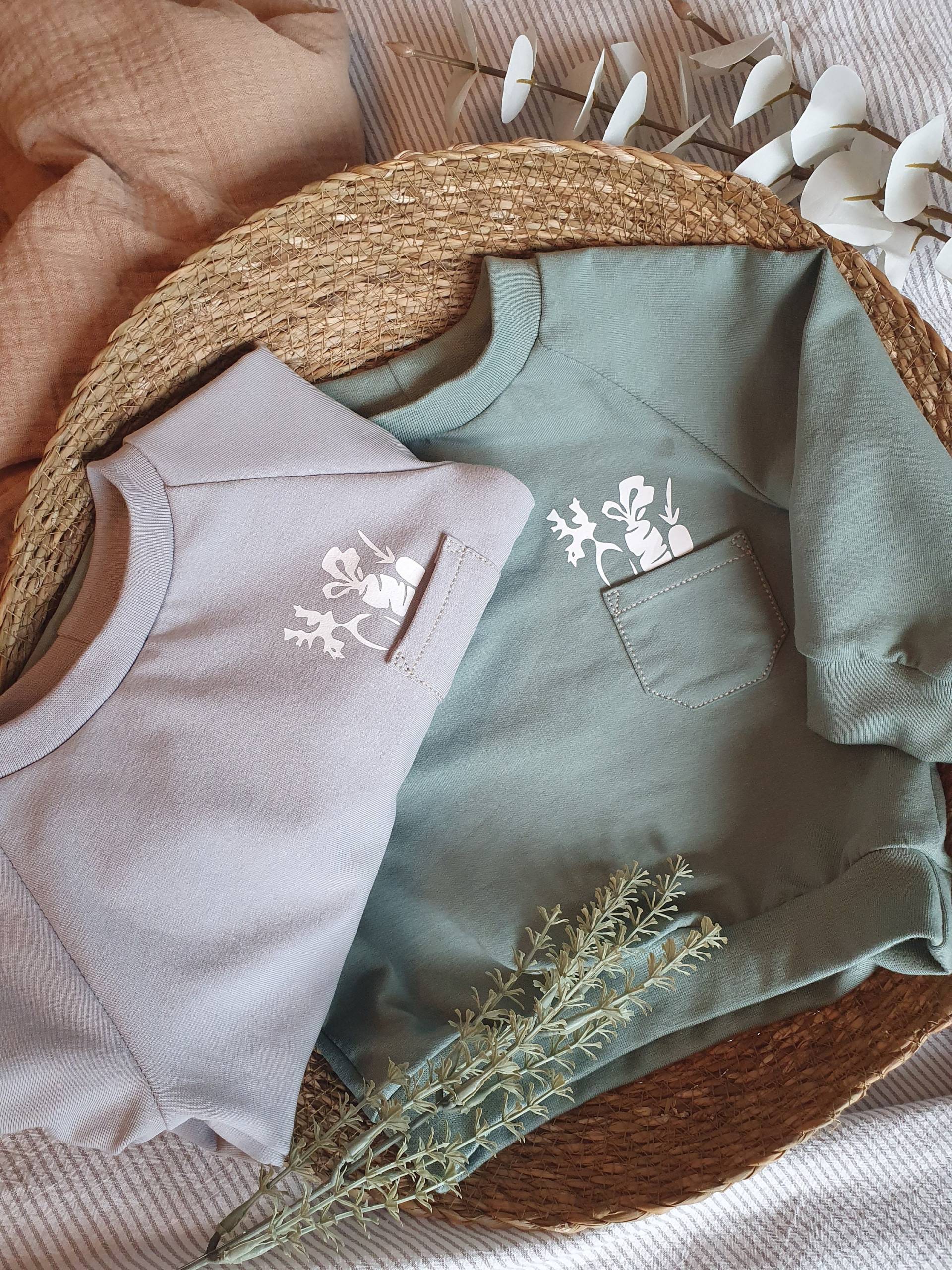 Osterpullover Mit Karotten Für Kinder Und Babys, Möhren in Tasche, Hasenohren, Frohe Ostern, Osteroutfit Biobaumwolle, Kinderpullover Ostern Osterpullover Mit Karotten Für Kinder Und Babys, Möhren in Tasche, Hasenohren, Frohe Ostern, Osteroutfit Biobaumwolle, Kinderpullover Ostern von homlebie