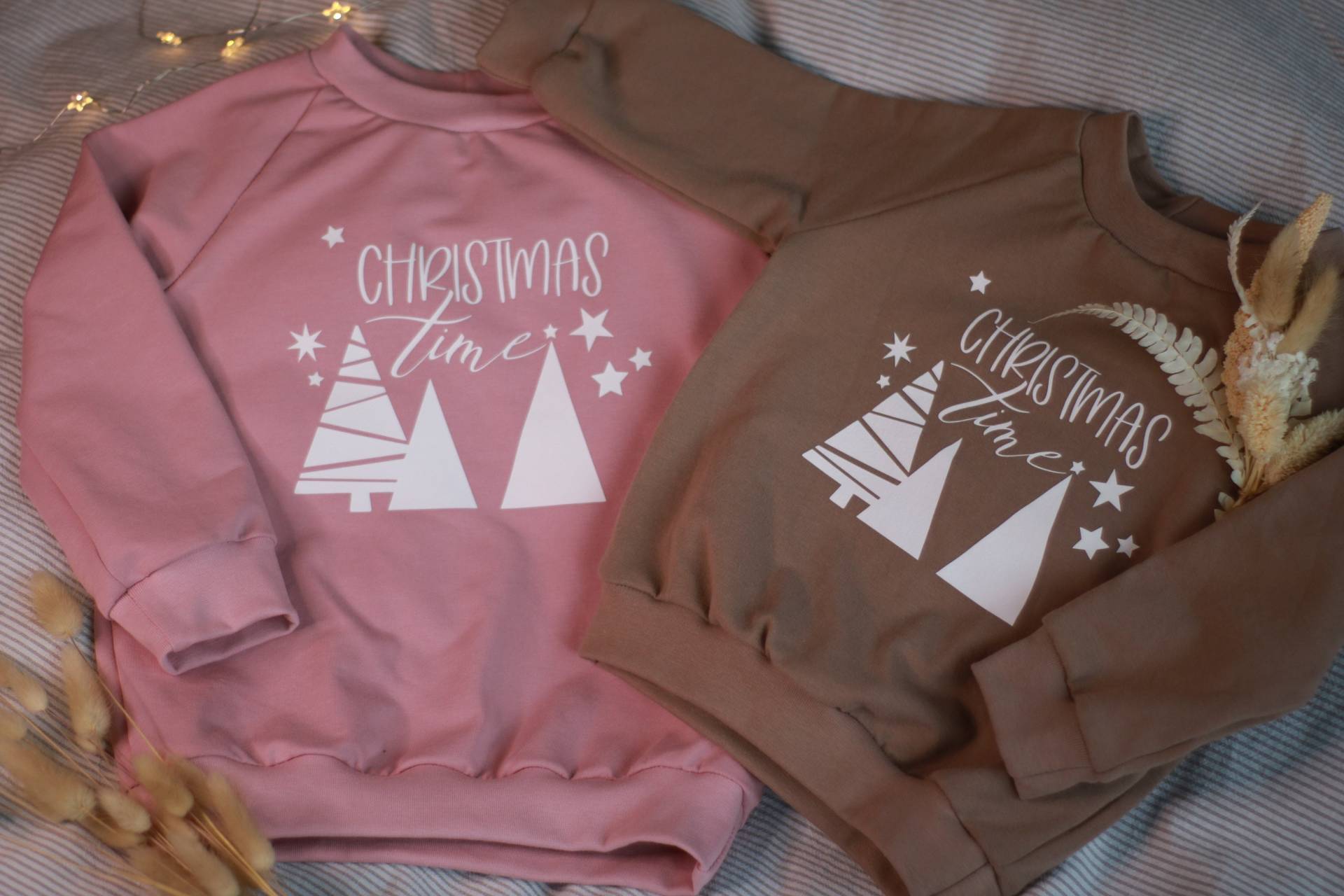 Weihnachtspullover Für Kinder Und Babys, Christmas Time Sweatshirt, Weihnachtsoutfit Aus Biobaumwolle Weihnachtspullover Für Kinder Und Babys, Christmas Time Sweatshirt, Weihnachtsoutfit Aus Biobaumwolle von homlebie