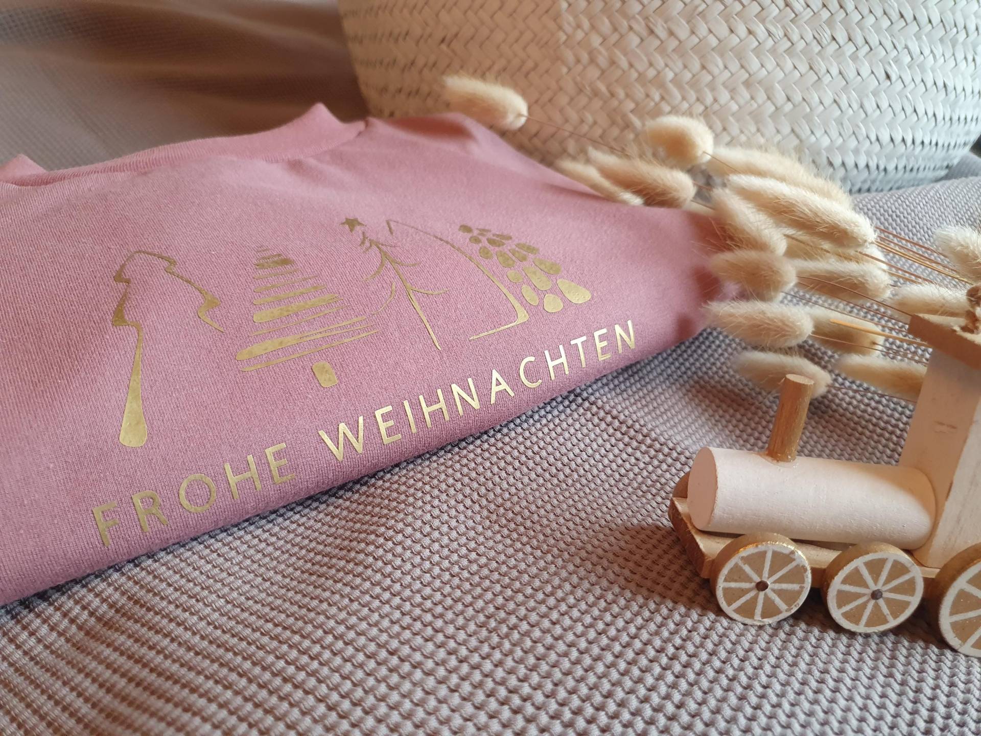 Weihnachtspullover Für Kinder Und Babys, Tannenbaumreihe & Frohe Weihnachten Sweatshirt, Weihnachtsoutfit Aus Biobaumwolle in Gold/Silber Weihnachtspullover Für Kinder Und Babys, Tannenbaumreihe & Frohe Weihnachten Sweatshirt, Weihnachtsoutfit Aus Biobaumwolle in Gold/Silber von homlebie