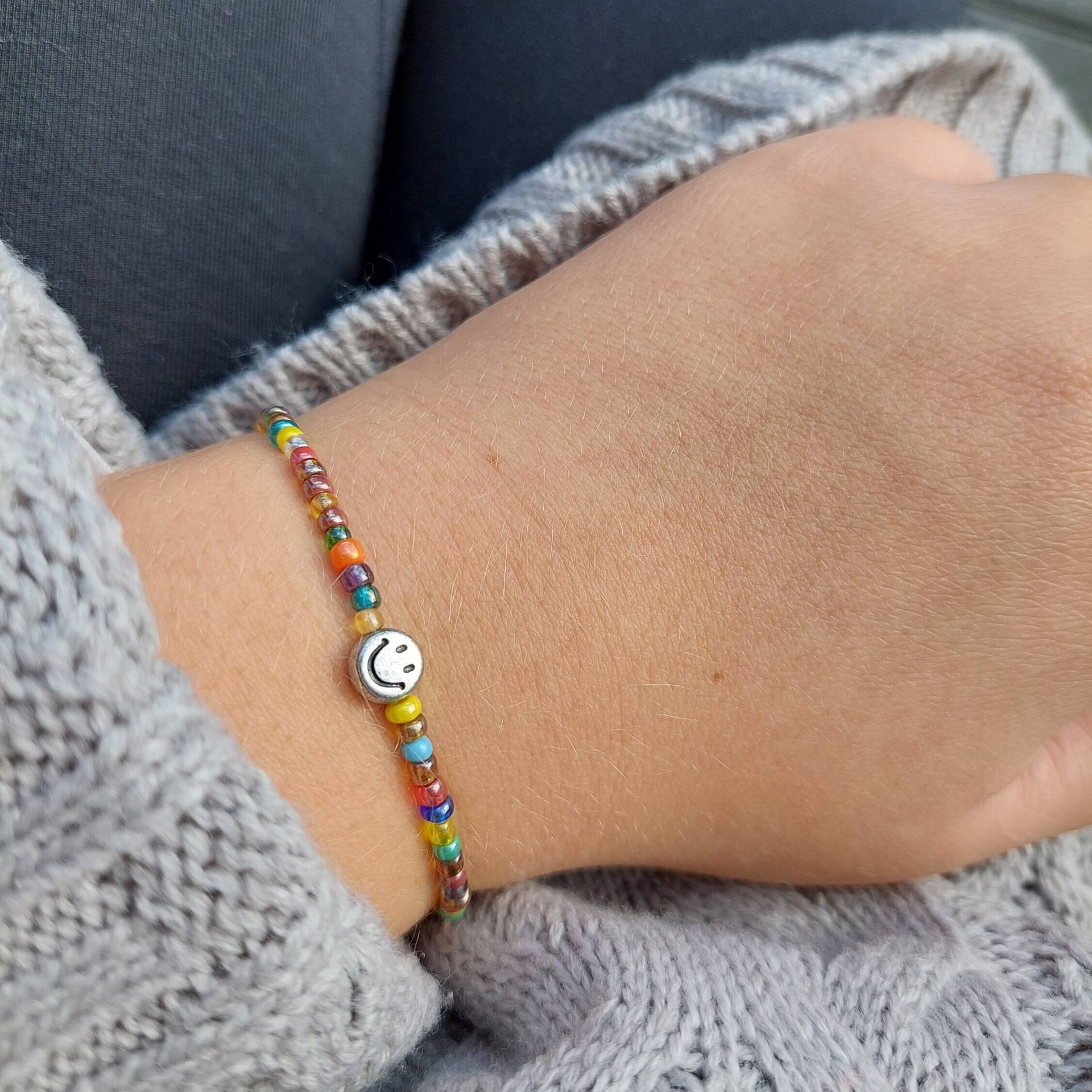 Buntes Armband Mit Smiley-Perle - Glasperlen Auf Juwelierband Handgemachter Perlenschmuck Freundschaftsarmband von hondgmochterSchmuck