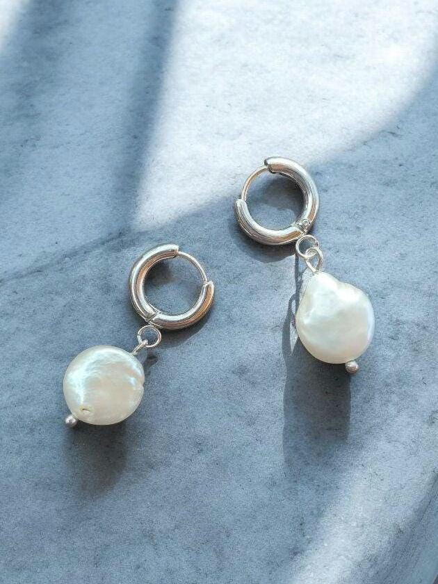 Creolen Edelstahl 13 Mm Mit Weißer Süßwasserperle, Handgemachte Ohrringe, Silber, Perlenohrringe, Geschenk Für Frauen von hondgmochterSchmuck