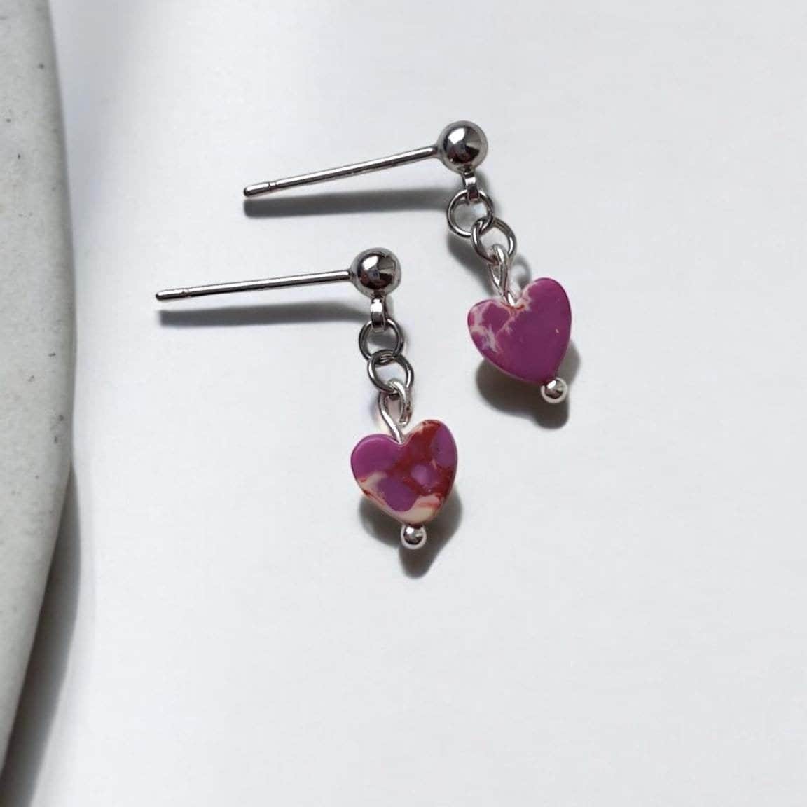 Ohrstecker Mit Naturstein-Herz Und Hypoallergenen Silbernen Ohrsteckern von hondgmochterSchmuck