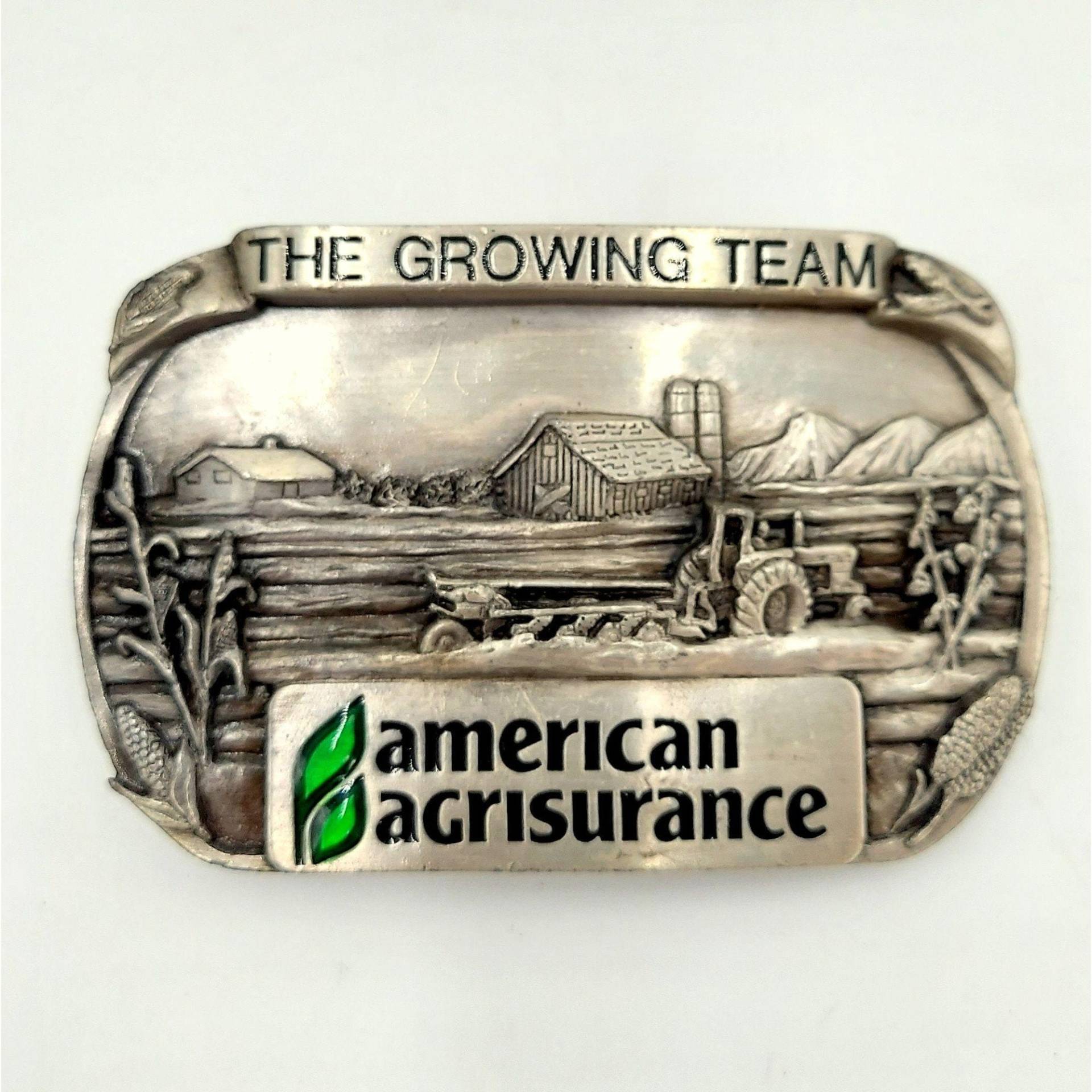 American Agrisurance Gürtelschnalle Landwirtschaft Versicherung Traktor Scheune Farm 1984 von honeyblossomstudio