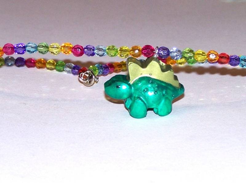 Glänzende Regenbogen Kette Mit Grünem Dinosaurier Anhänger von honeylaura