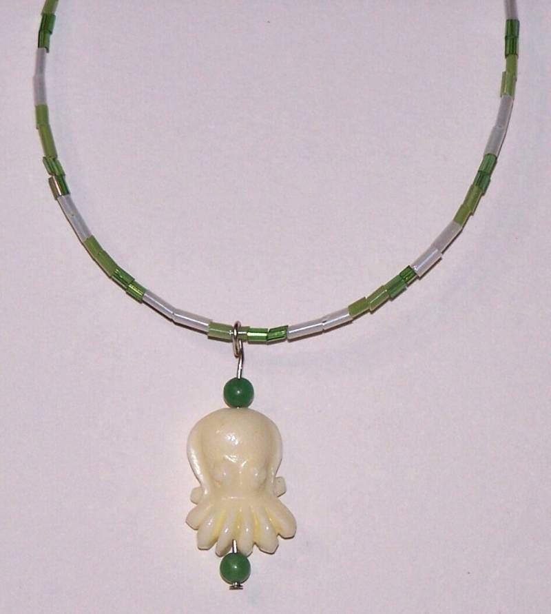 Grüne Perlenkette Mit Cephalopod Anhänger Grüne Perlenkette Mit Cephalopod Anhänger von honeylaura