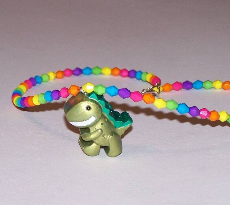 Regenbogenkette Mit Fröhlichem Dinosaurier Anhänger von honeylaura