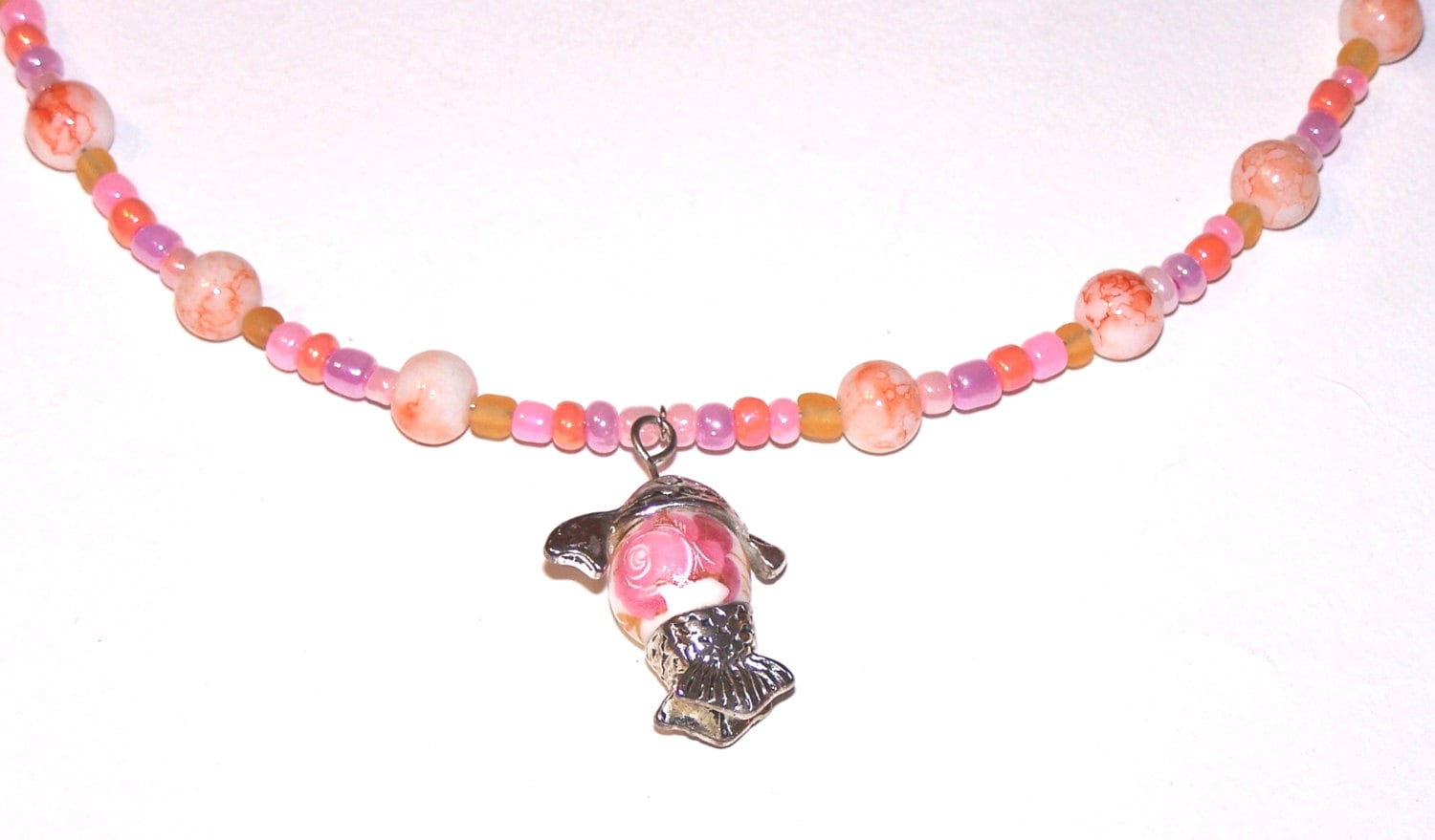 Rosa Und Orange Glaskette Mit Floralem Fischanhänger Rosa Und Orange Glaskette Mit Floralem Fischanhänger von honeylaura