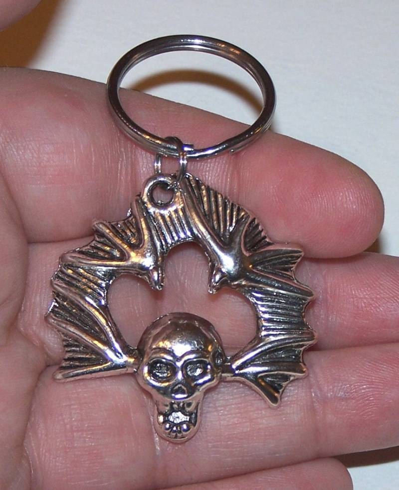 Silberfarbener Fledermausflügel Totenkopf Schlüsselanhänger Silberfarbener Fledermausflügel Totenkopf Schlüsselanhänger von honeylaura