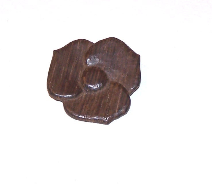 Vintage Handgeschnitzte Rosenholz Blumen Brosche Vintage Handgeschnitzte Rosenholz Blumen Brosche von honeylaura