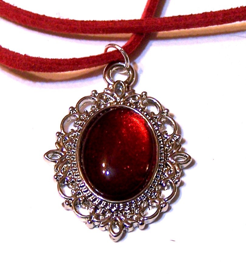 Wunderschöner Roter Und Silberfarbener Anhänger An Samtkordel Wunderschöner Roter Und Silberfarbener Anhänger An Samtkordel von honeylaura
