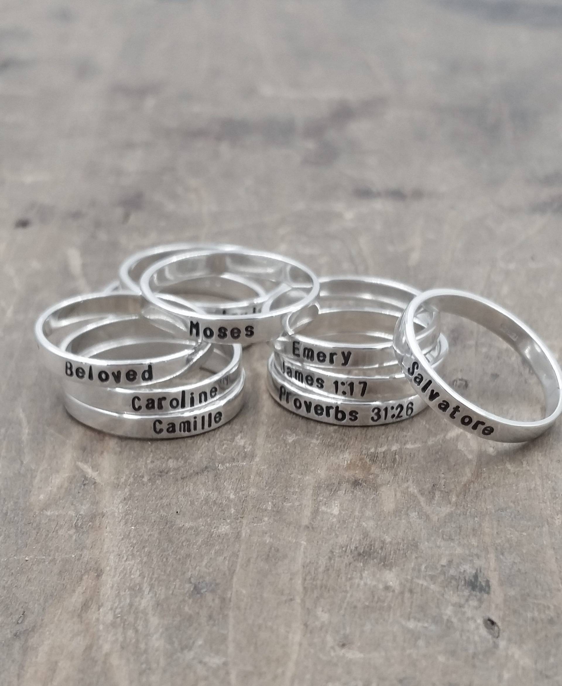 Eine Personalisierte Sterling Stacking Name Ringe. Inspirierender Mantra Ring. Mütter Ring Eine Personalisierte Sterling Stacking Name Ringe. Inspirierender Mantra Ring. Mütter Ring von honeyverse