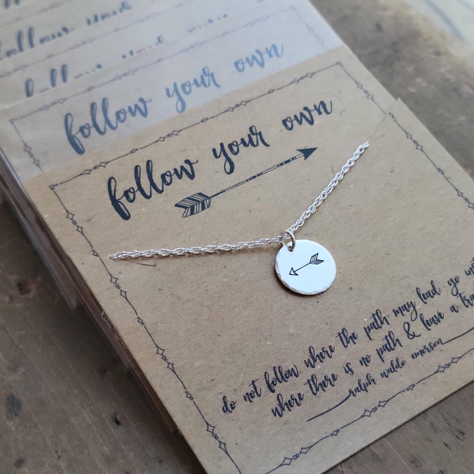 Folgen Sie Ihrer Eigenen Pfeil-Halskette. Back To School Tiny Pfeil Inspirierende Halskette. Geschenk Zum Abschluss Folgen Sie Ihrer Eigenen Pfeil-Halskette. Back To School Tiny Pfeil Inspirierende Halskette. Geschenk Zum Abschluss von honeyverse