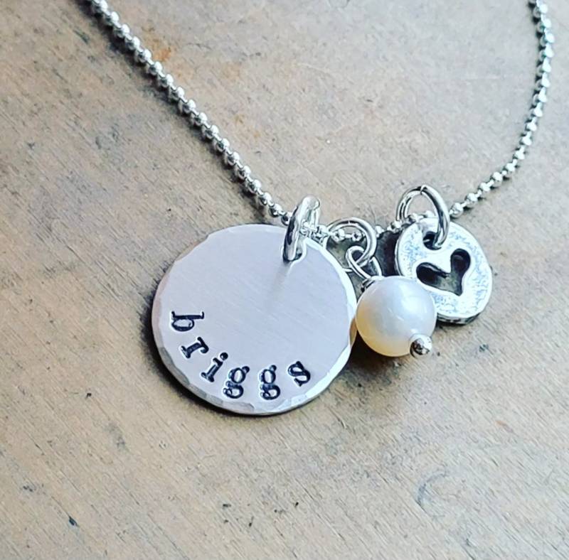 Handgestempelte Sterling Silber Namenskette Personalisiertes Geschenk Für Die Mutter Handgestempelte Sterling Silber Namenskette Personalisiertes Geschenk Für Die Mutter von honeyverse
