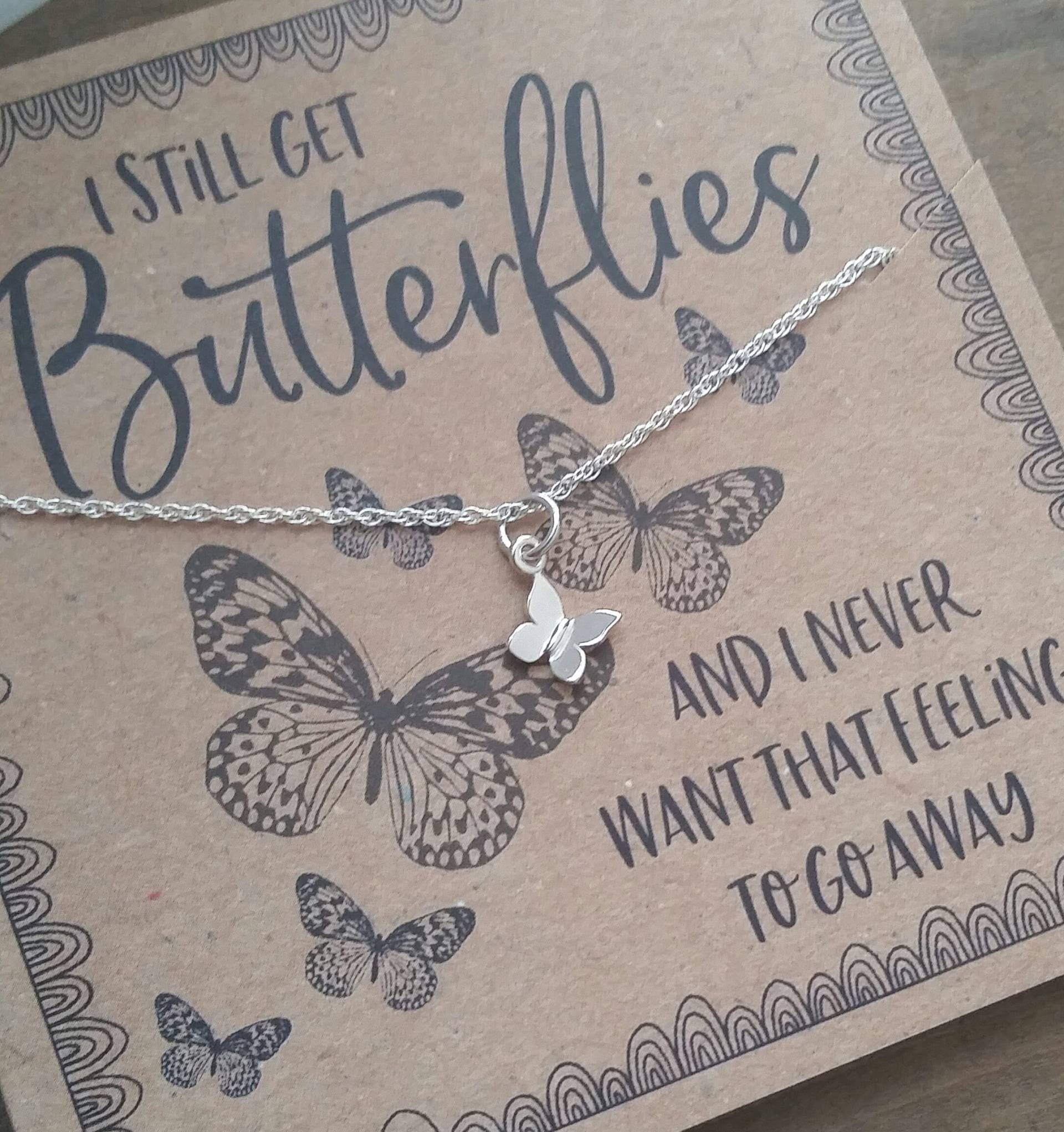 Ich Kriege Noch Eine Klitzekleine Schmetterlings Charme Halskette. Jahrestag Geschenk Für Freundin Oder Frau. Geburtstagsgeschenk Ihr Valentinstag Ich Kriege Noch Eine Klitzekleine Schmetterlings Charme Halskette. Jahrestag Geschenk Für Freundin Oder Frau. Geburtstagsgeschenk Ihr Valentinstag von honeyverse