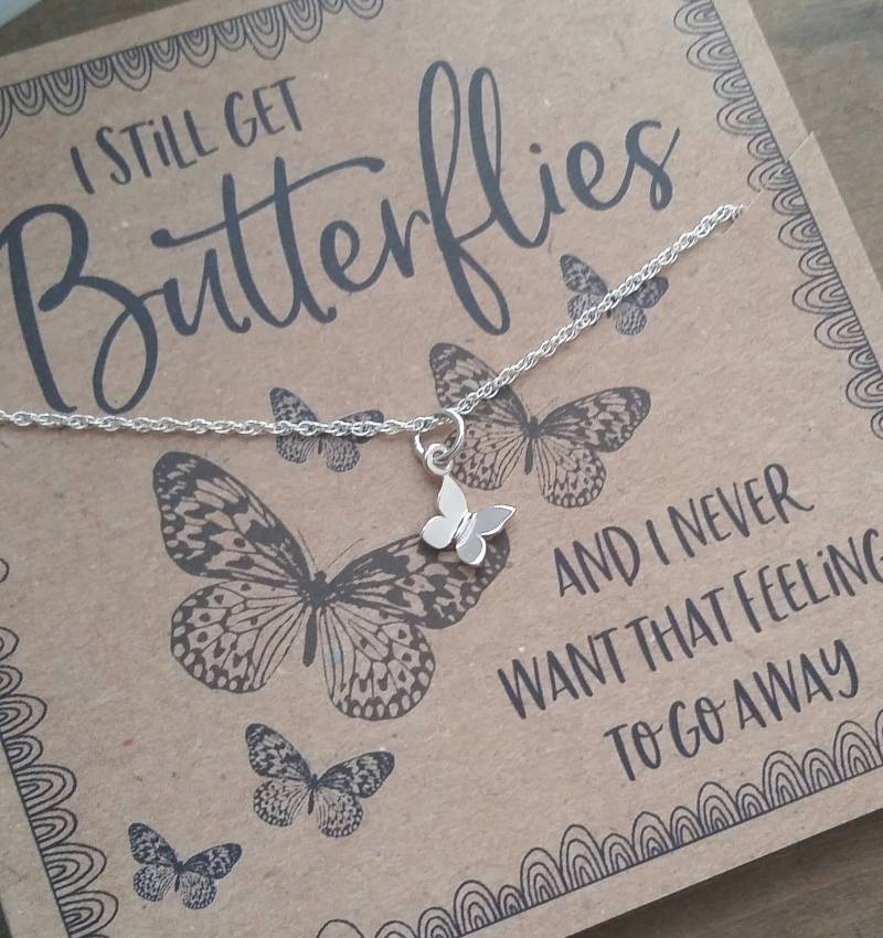 Ich Kriege Noch Eine Klitzekleine Schmetterlings Charme Halskette. Jahrestag Geschenk Für Freundin Oder Frau. Geburtstagsgeschenk Ihr Valentinstag Ich Kriege Noch Eine Klitzekleine Schmetterlings Charme Halskette. Jahrestag Geschenk Für Freundin Oder Frau. Geburtstagsgeschenk Ihr Valentinstag von honeyverse
