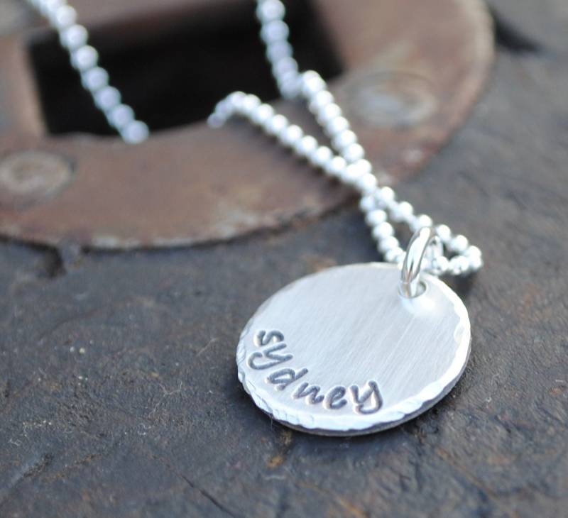 Personalisierte Sterling Silber Name Halskette Hand Gestempelt Disc Schmuck Personalisierte Sterling Silber Name Halskette Hand Gestempelt Disc Schmuck von honeyverse