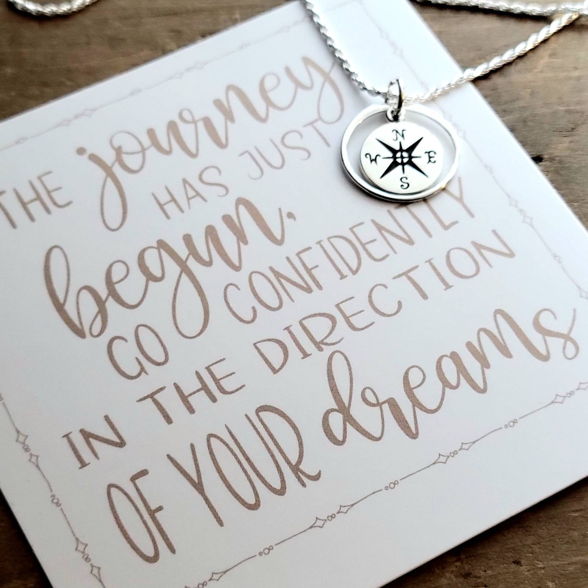 Winzige Kompass-Abschluss-Halskette. 2024 Grad Geschenk Oder Back To School Schmuck. College Geschenk. Halo Compass Halskette Für Graduierung Winzige Kompass-Abschluss-Halskette. 2024 Grad Geschenk Oder Back To School Schmuck. College Geschenk. Halo Compass Halskette Für Graduierung von honeyverse