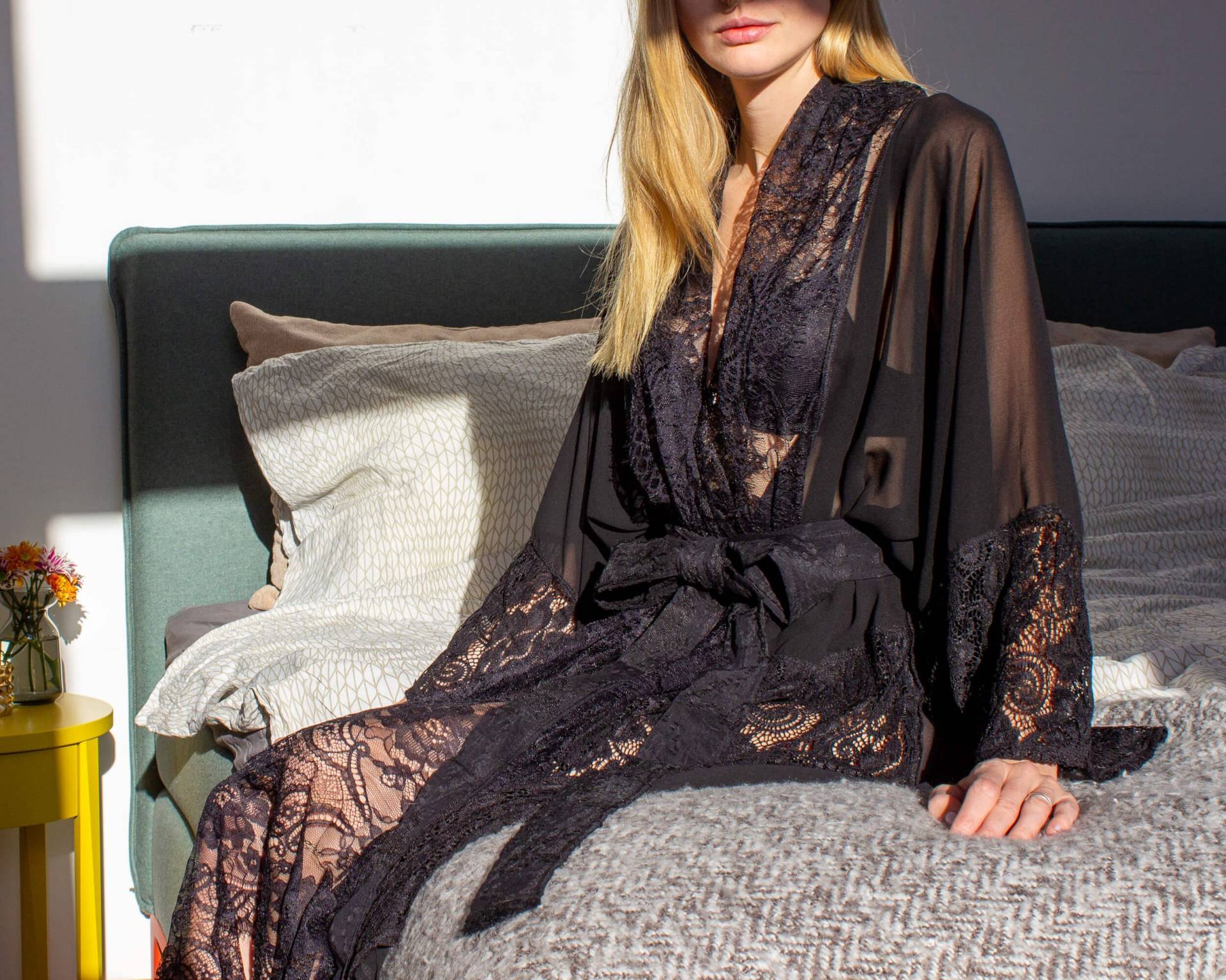 Langer Kimono Aus Schwarzem Chiffon Mit Spitzeneinsätzen. Ein Traum Für Besondere Anlässe Langer Kimono Aus Schwarzem Chiffon Mit Spitzeneinsätzen. Ein Traum Für Besondere Anlässe von honigblauSewingArt