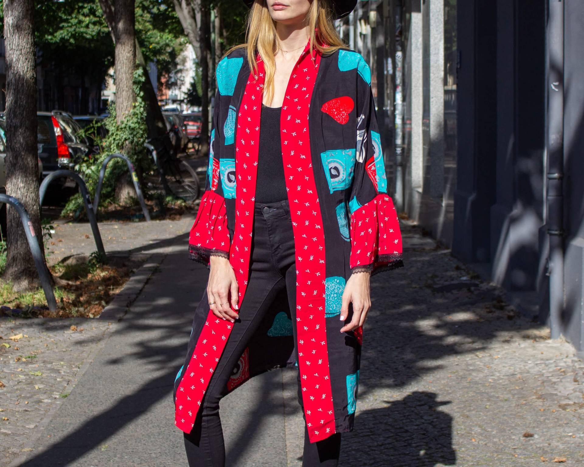 Mittellange Kimono Jacke Aus Feinen Vintage Stoffen. Schön Lässig Offen Getragen Über Top Und Jeans Mittellange Kimono Jacke Aus Feinen Vintage Stoffen. Schön Lässig Offen Getragen Über Top Und Jeans von honigblauSewingArt