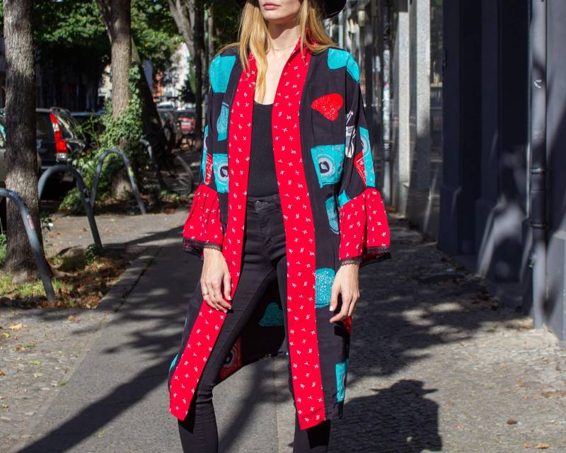 Mittellange Kimono Jacke Aus Feinen Vintage Stoffen. Schön Lässig Offen Getragen Über Top Und Jeans Mittellange Kimono Jacke Aus Feinen Vintage Stoffen. Schön Lässig Offen Getragen Über Top Und Jeans von honigblauSewingArt