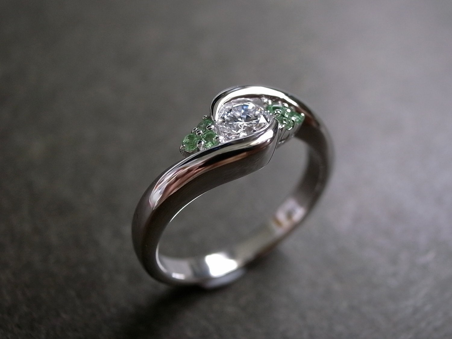 0.25Ct Diamant Verlobungsring Mit Grünem Granat in 14K Gold, Ehering, Diamanten Grüner Ring, Unikat Ring von honngaijewelry